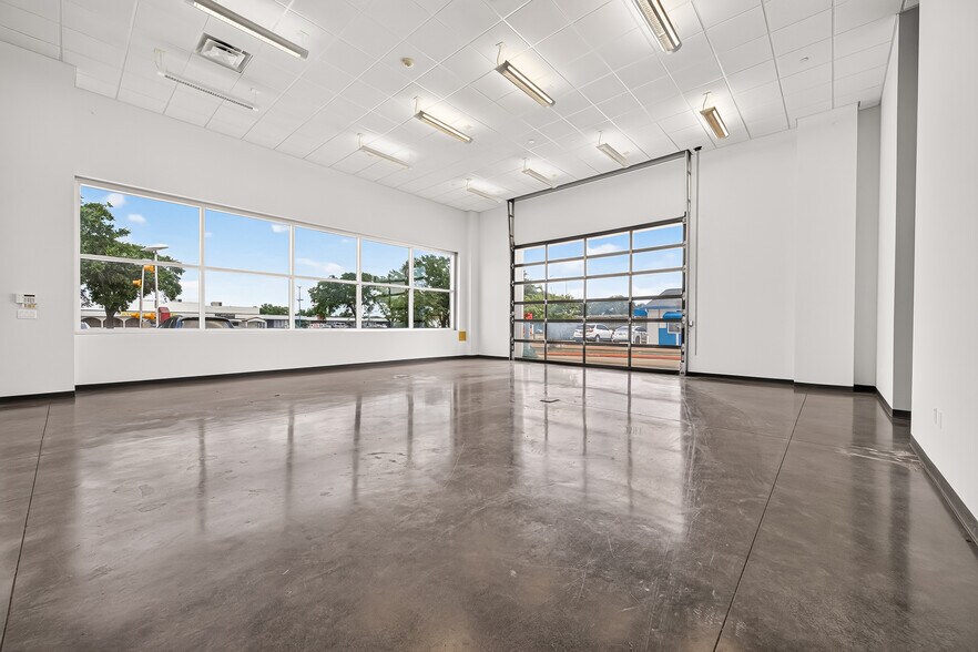 More Photos Of 15135 Bellaire Blvd, Houston Warehouse For Lease