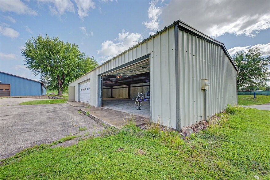 More Photos Of 16771 S 15th St, Galesville Warehouse For Sale