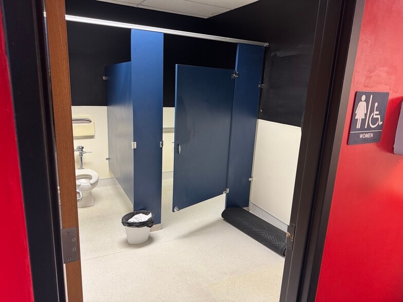 More Photos Of 407 W Gowe St, Kent Office For Lease