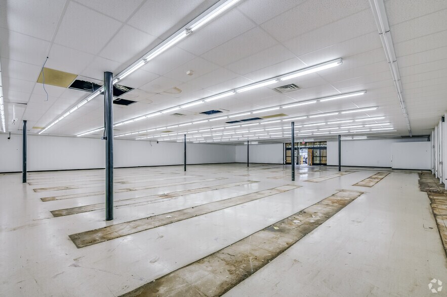 More Photos Of 1300 E Locust St, Milwaukee Convenience Store For Lease