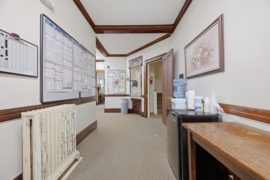 More Photos Of 1 Sylvandale Rd, Lisbon Office For Sale