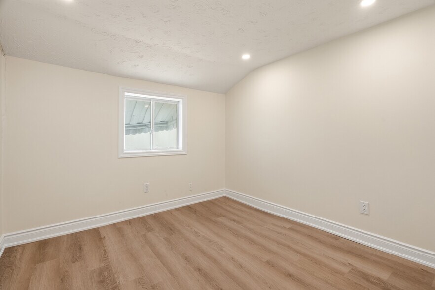 More Photos Of 5831 Ferry St, Niagara Falls Storefront Retail Residential For Sale