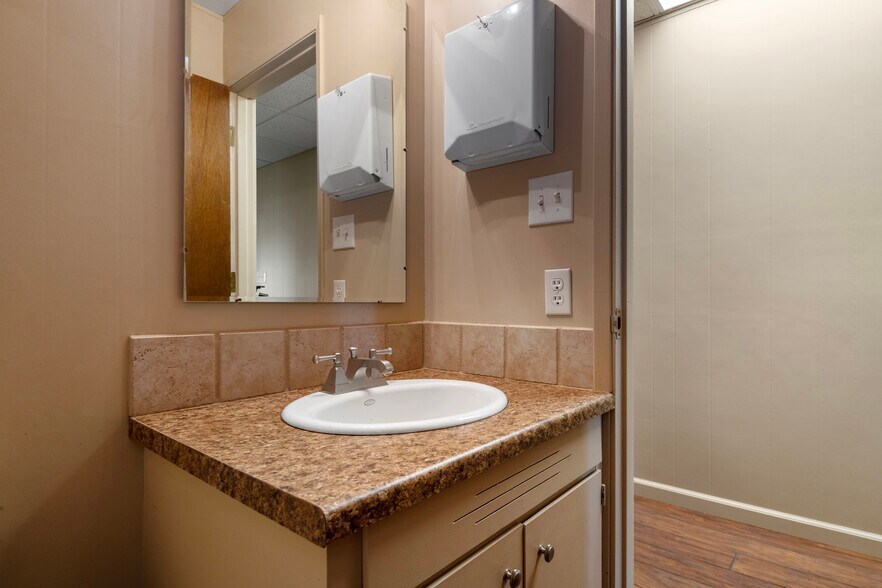 More Photos Of 615 Timber Ln, Maupin Office For Sale