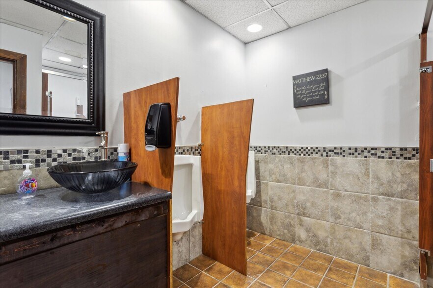 More Photos Of 14859 Warwick Blvd, Newport News Restaurant For Lease