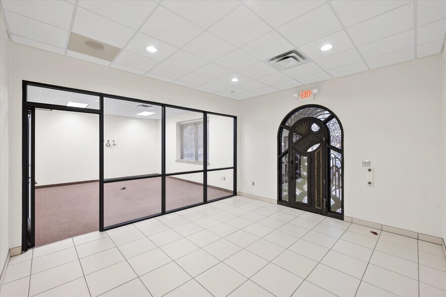 More Photos Of 820 Central Dr, Colleyville Office For Sale