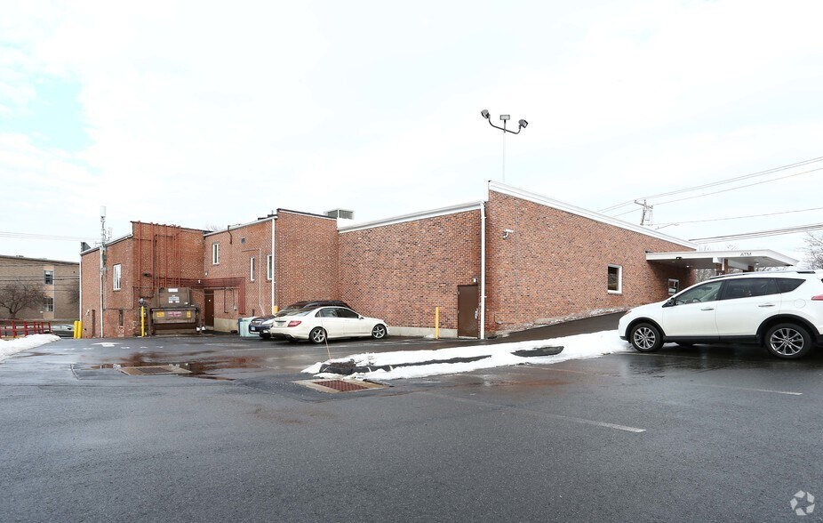 More Photos Of 131-143 S Main St, West Hartford Storefront For Lease