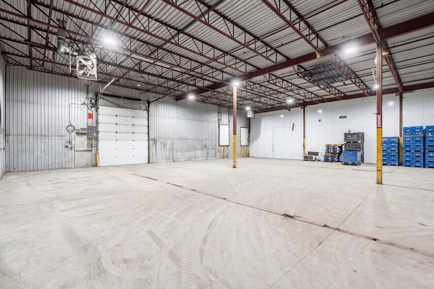 More Photos Of 1225 Rue Bergar, Laval Warehouse For Lease