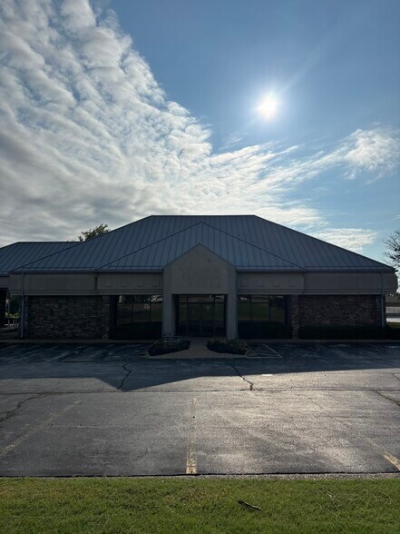 More Photos Of 307 N Walton Blvd, Bentonville Bank For Lease