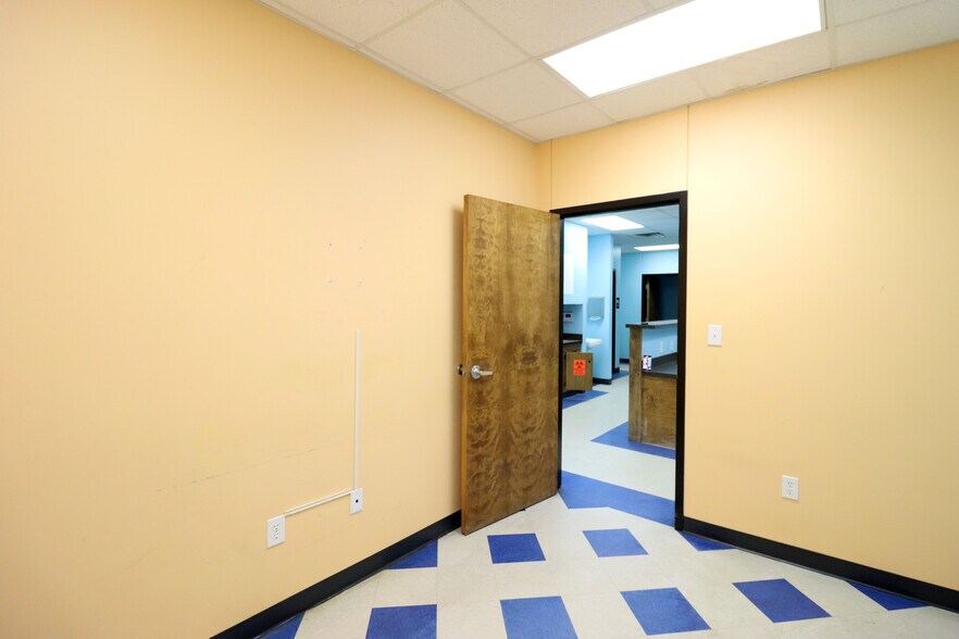 More Photos Of 210 W Longview Ave, Midland Storefront For Lease