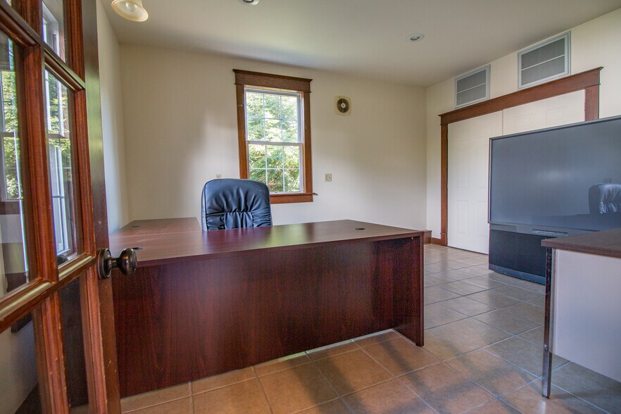 More Photos Of 1946 State Route 208, Pulaski Office For Sale