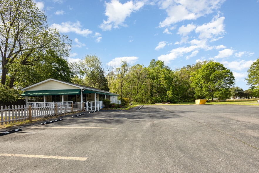 More Photos Of 15220 Kings Hwy, Montross Restaurant For Sale