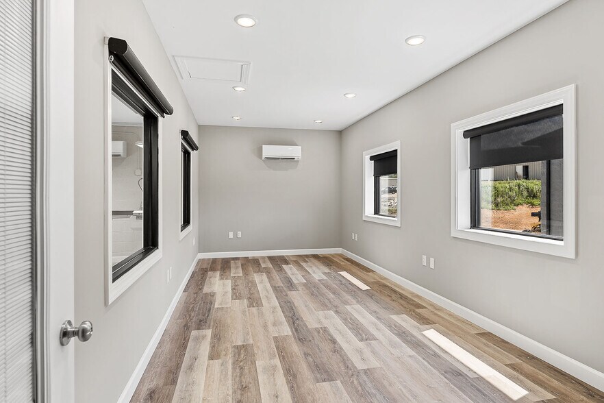 More Photos Of 240 Hub Circle, Cookeville Showroom For Lease