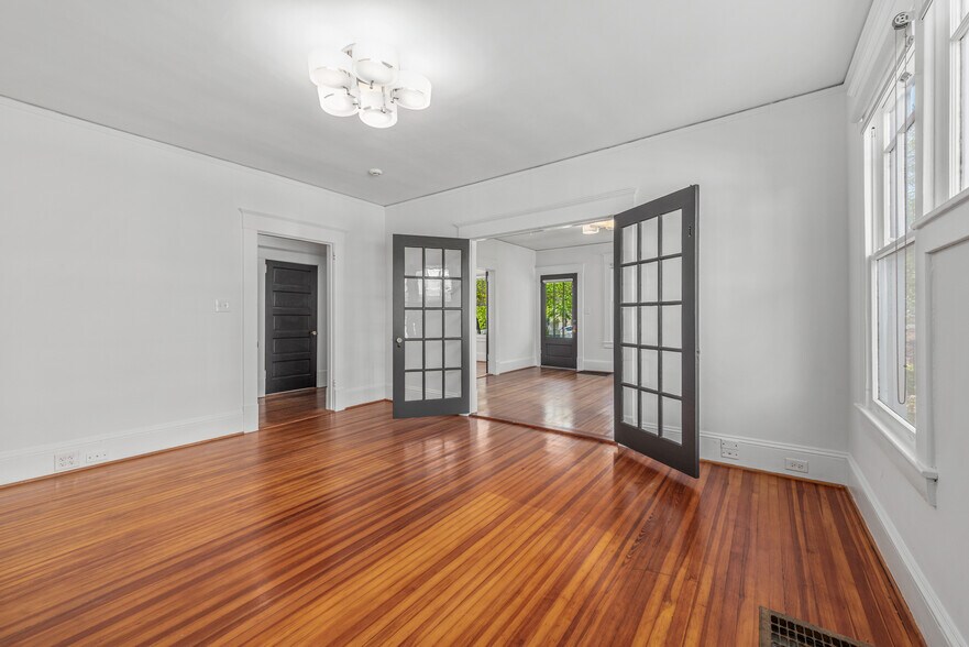 More Photos Of 221 E Kingston Ave, Charlotte Office Residential For Sale