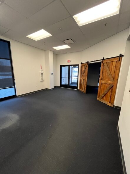 More Photos Of 310 N Yearling Rd, Columbus Showroom For Lease