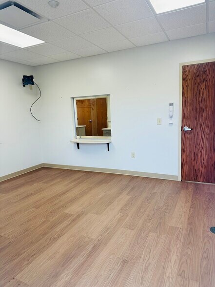 More Photos Of 206 W Main St, New London Medical For Lease