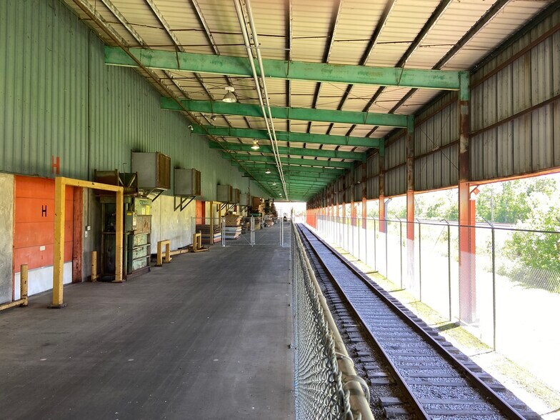 More Photos Of 10058 Airline Hwy, Saint Rose Warehouse For Lease