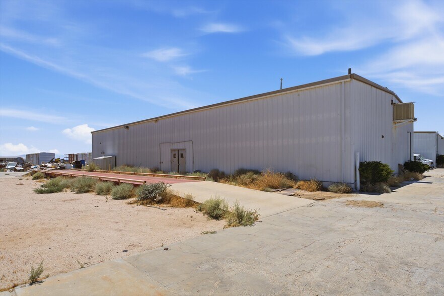 More Photos Of 1400 Orange St, Rosamond Warehouse For Lease