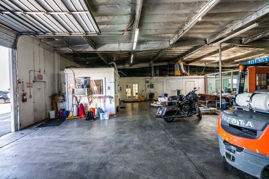 More Photos Of 2141 S DuPont Dr, Anaheim Warehouse For Lease
