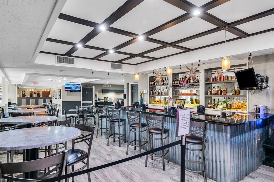 More Photos Of 1907 N Cunningham Ave, Urbana Hotel For Sale
