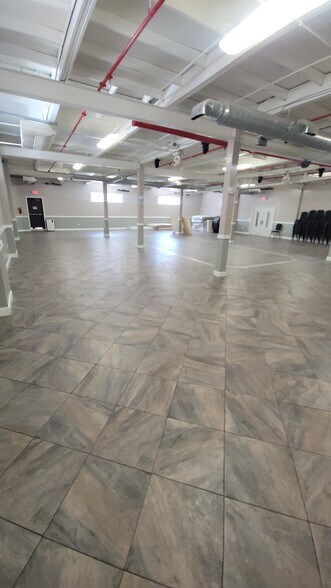 More Photos Of 141 Coit St, Irvington Showroom For Lease