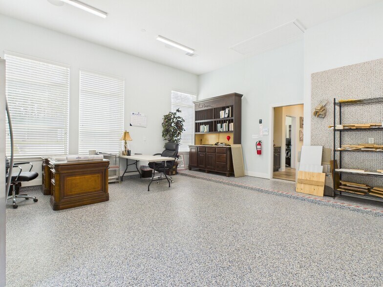 More Photos Of 16751 TX-75 Hwy, Willis Office For Sale