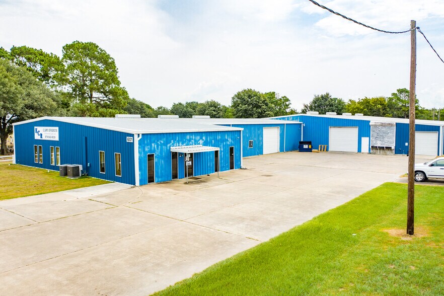 More Photos Of 601 S Meadow Ln, El Campo Warehouse For Lease