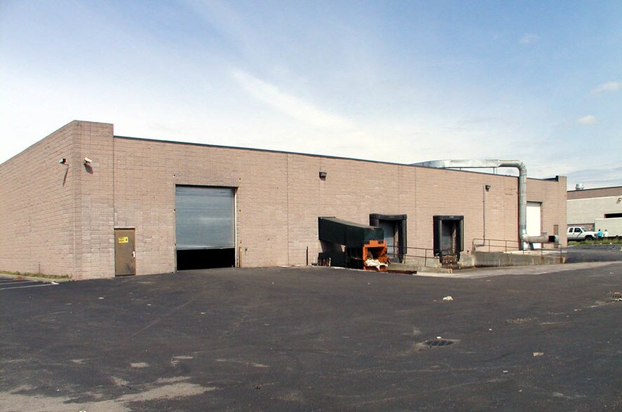 More Photos Of 31 Crossways E, Bohemia Warehouse For Lease