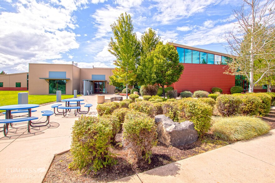 More Photos Of 2999 SW 6th St, Redmond Office For Lease