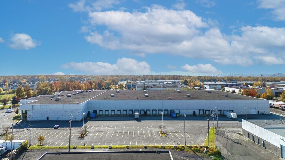 Primary Photo Of 2199 Boul Fernand-Lafontaine, Longueuil Warehouse For Lease
