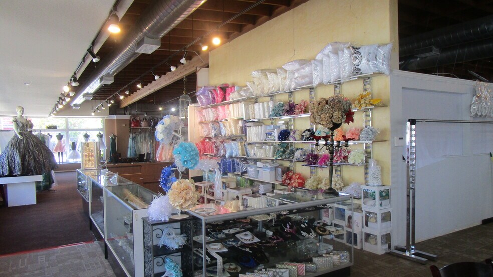 More Photos Of 300 W College Ave, Santa Rosa Freestanding For Sale