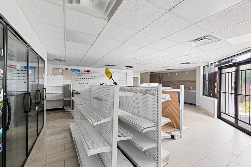 More Photos Of 33 Oak St E, Leamington Convenience Store For Sale