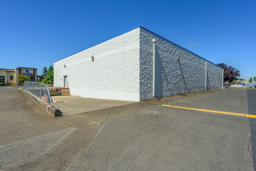 More Photos Of 1580 Mount Hood Ave, Woodburn Department Store For Lease