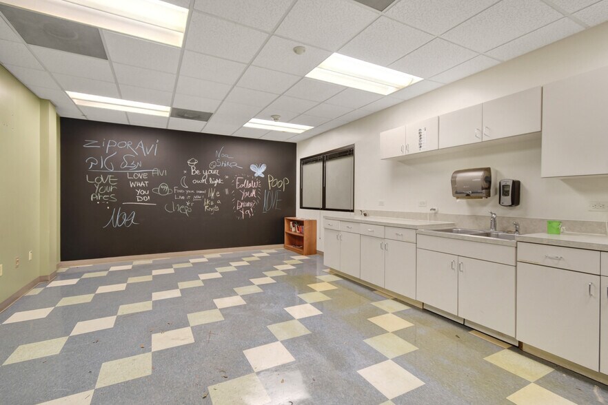 More Photos Of 9512 Sunbeam Center Dr, Jacksonville Office For Lease