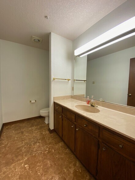 More Photos Of 4950 Washington Blvd, Beaumont Light Manufacturing For Sale