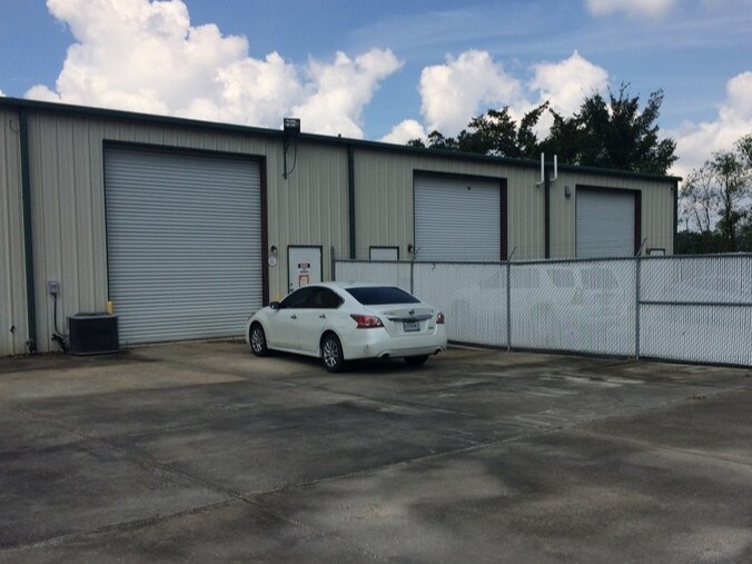 More Photos Of 3200 S Burnside Ave, Gonzales Light Manufacturing For Lease