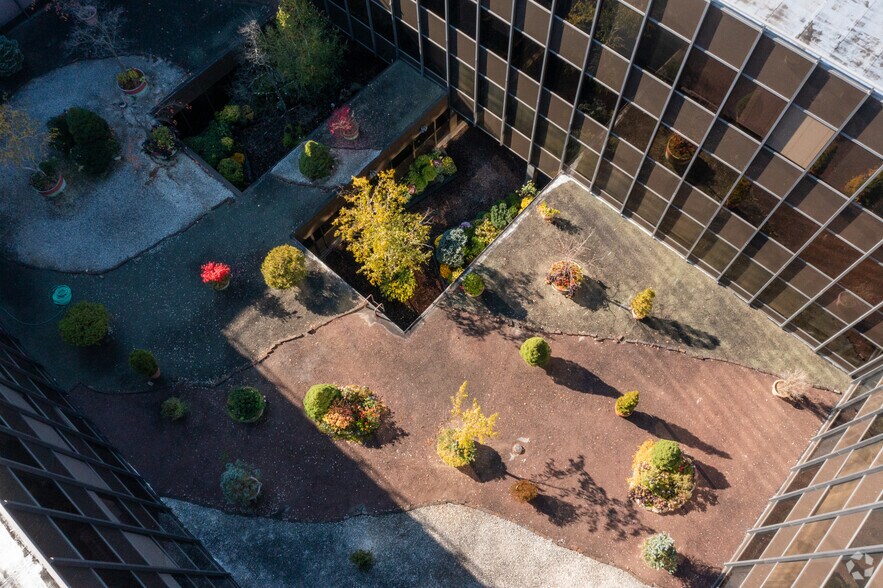 More Photos Of 98 Cuttermill Rd, Great Neck Office For Lease