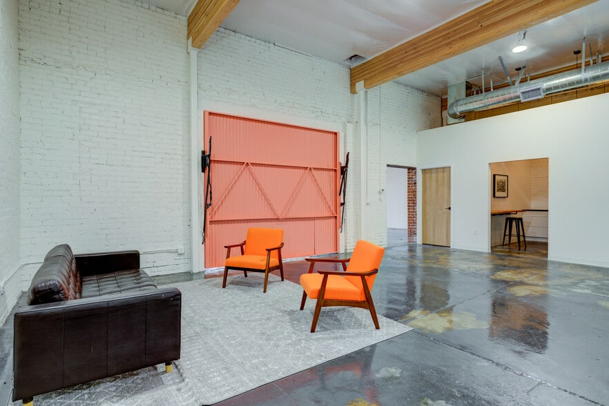 More Photos Of 2616 W Jefferson Blvd, Los Angeles Showroom For Sale