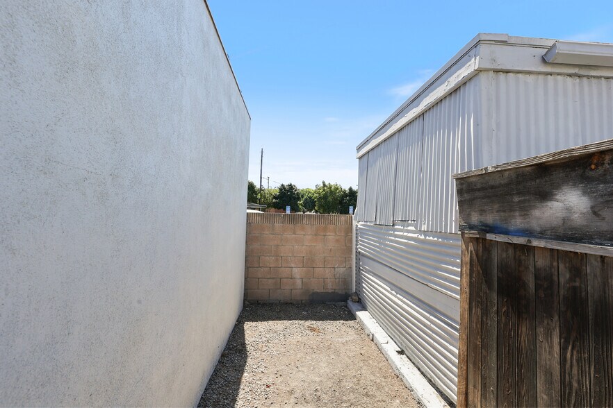 More Photos Of 15323 Paramount Blvd, Paramount General Retail For Sale