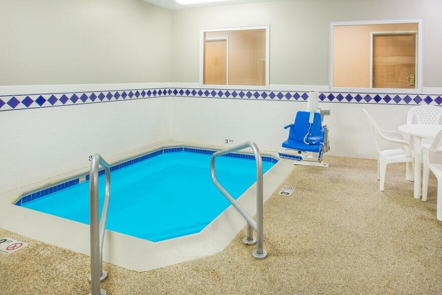 More Photos Of 2704 17th St, Spirit Lake Hotel For Sale