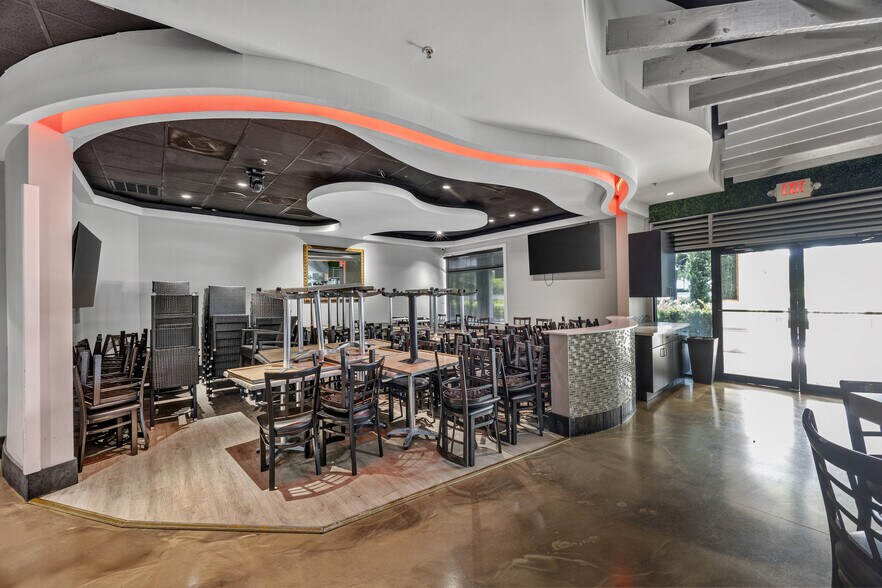 More Photos Of 1585 Pine Ridge Rd, Naples Restaurant For Lease
