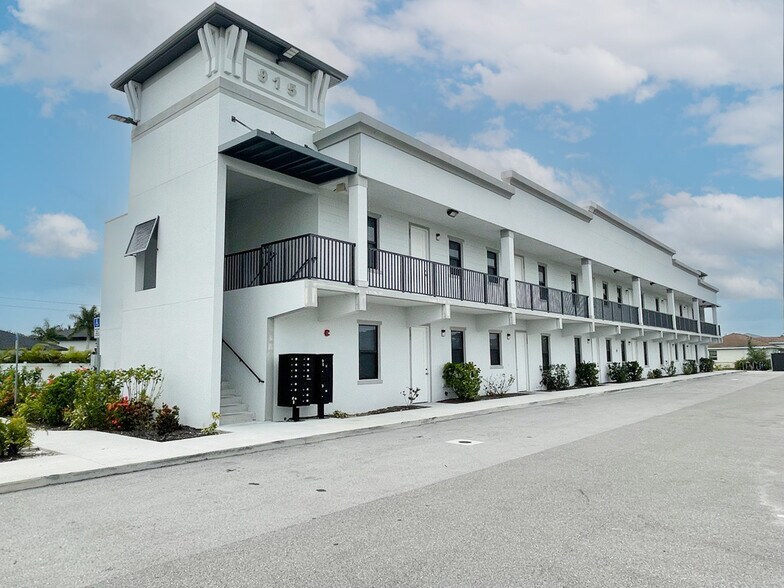 More Photos Of 907 Skyline Blvd, Cape Coral Apartments For Sale
