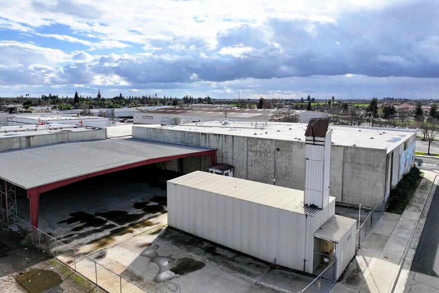 More Photos Of 200 N Uruapan Way, Dinuba Warehouse For Sale