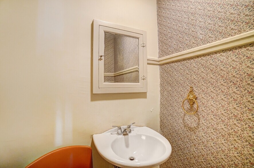 More Photos Of 916-920 W Market St, Lima Medical For Sale