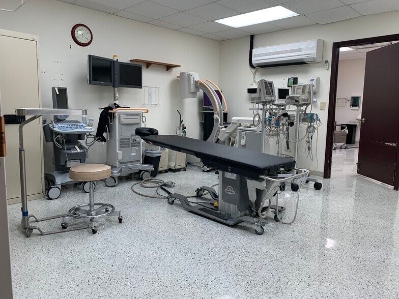 More Photos Of 2550 S Oak Park Ave, Berwyn Medical For Sale