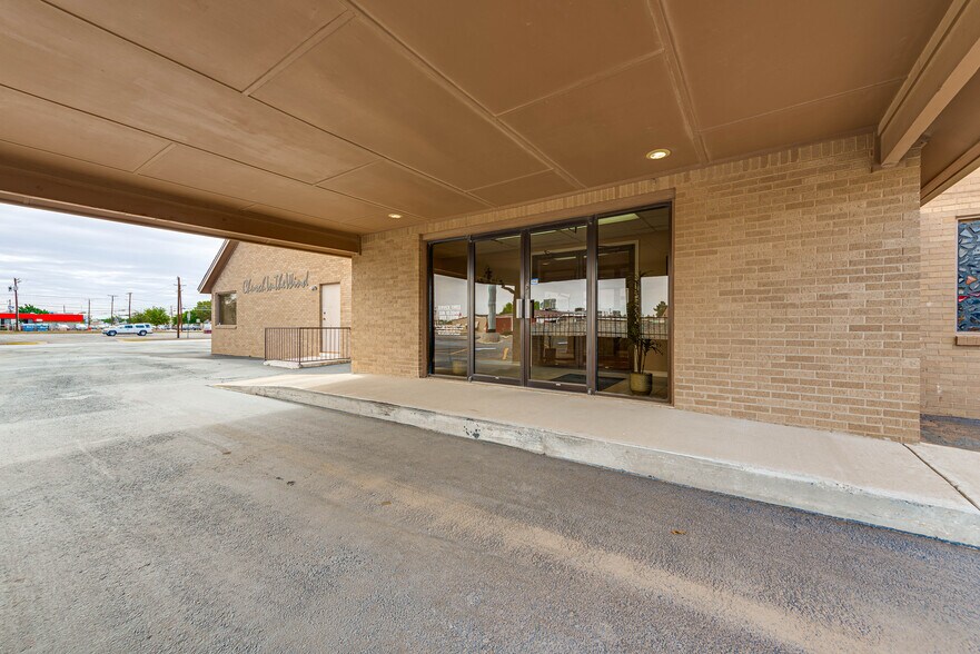 More Photos Of 1001 Austin St, Midland Religious Facility For Sale
