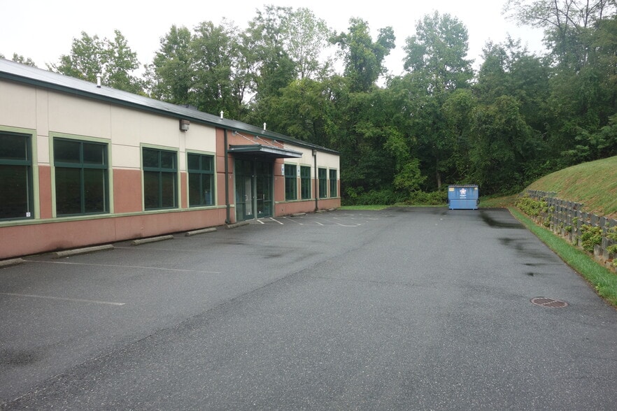 More Photos Of 2129 Pulaski Hwy, Havre De Grace Showroom For Lease