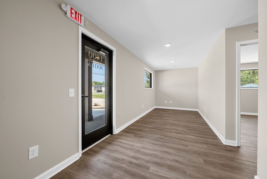 More Photos Of 1400 Dover Rd, Clarksville Showroom For Lease
