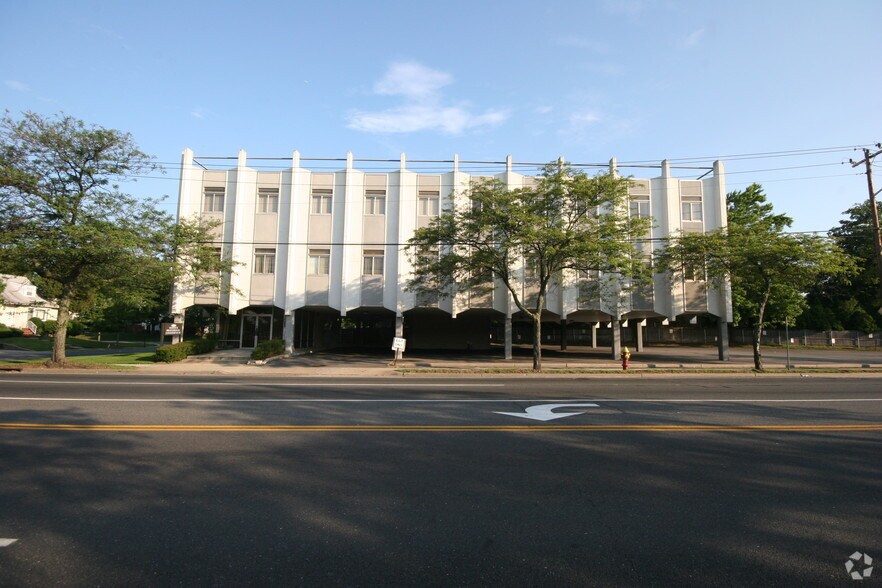 Primary Photo Of 1955 Merrick Rd, Merrick Medical For Lease