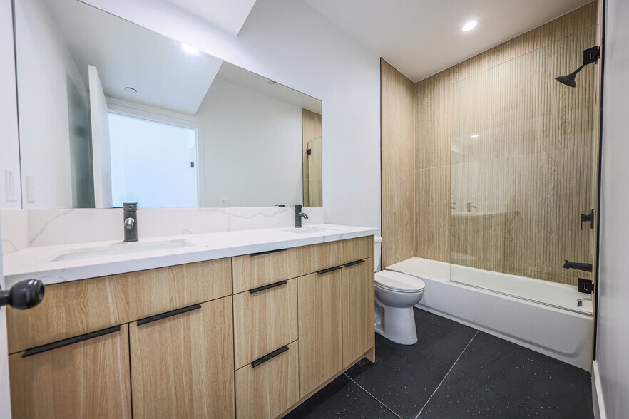 More Photos Of 2010 S Dunsmuir Ave, Los Angeles Multifamily For Sale