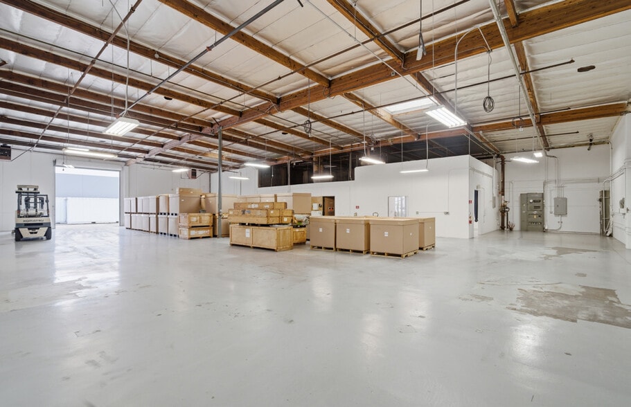 More Photos Of 5701 Engineer Dr, Huntington Beach Manufacturing For Lease